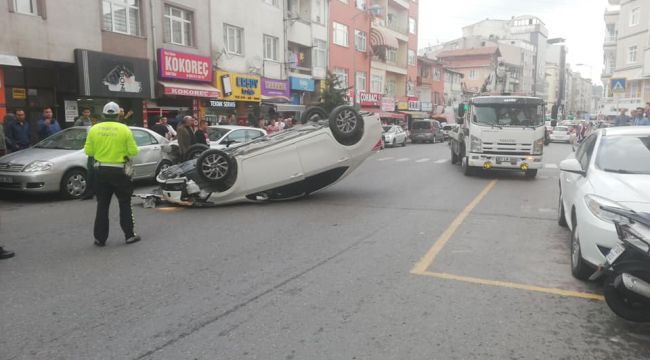 Park halindeki otomobilin lastiğine çarpıp takla attı