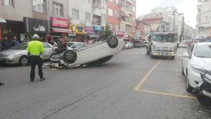  Park halindeki otomobilin lastiğine çarpıp takla attı