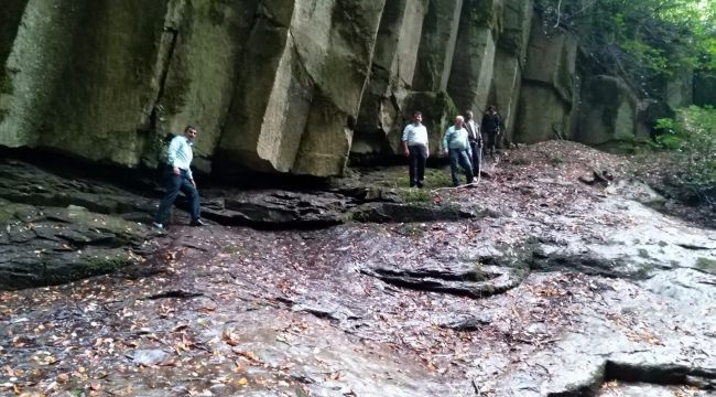 Şelalede ayağı kayan il genel meclisi üyesini muhtar kurtardı