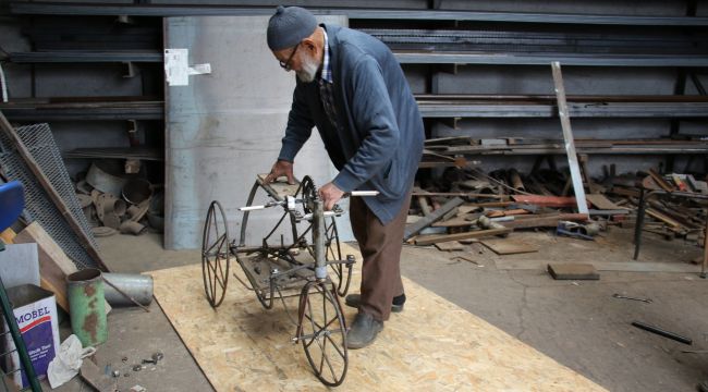 93 Yaşındaki Mehmet Dede, camiye gitmek için bisiklet yaptı