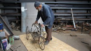 93 Yaşındaki Mehmet Dede, camiye gitmek için bisiklet yaptı