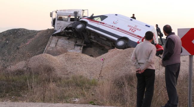 Ambulans taşıyan çekici yol kenarına uçtu: 1 yaralı