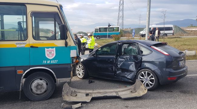  Cenazeye giden otomobil ile minibüs çarpıştı: 4 yaralı