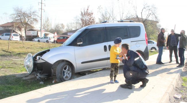 Kazada annesi yaralanan çocuğu jandarma teselli etti