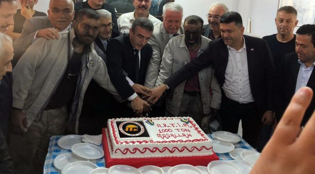 Madenciler üretimin artmasını pastayla kutladı