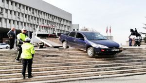 Merdivenden inmeye kalkınca...