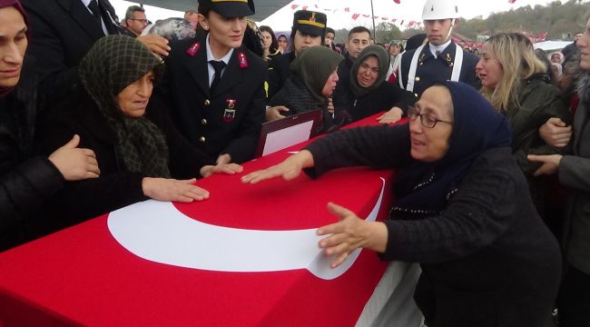 - Şehit düşen oğlunun tabutuna sarılıp, “Gitme” diye ağladı