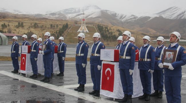 Yıldırım düşmesi sonucu şehit olan askerler törenle uğurlandı