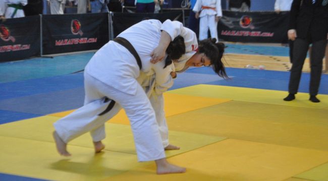 22 il ve 3 ülkeden 600 sporcu madenciler için mindere çıktı