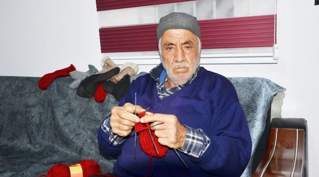 - Babasından öğrendi, 66 yıldır el işi örüyor