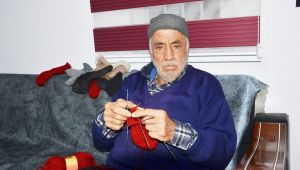 - Babasından öğrendi, 66 yıldır el işi örüyor