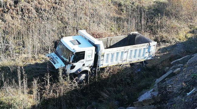 - Belediyeye ait kamyon şarampole yuvarlandı: 1 yaralı