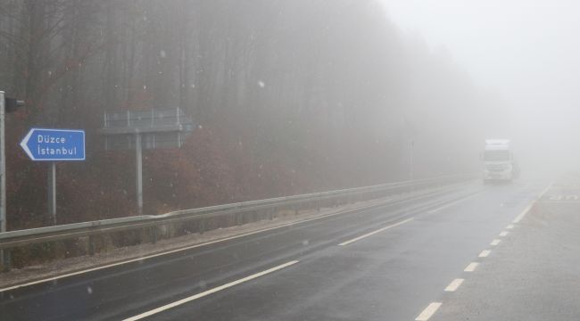 Bolu Dağı’nda hafif kar yağışı ve sis etkili oluyor