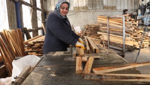 Kadınlar ekmeğini keresteden çıkarıyor