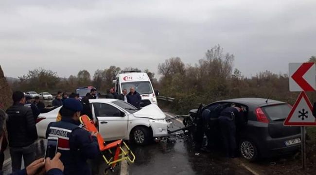 - Kafa kafaya iki araç çarpıştı: 5 yaralı