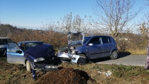 - Köy yolunda iki araç kafa kafaya çarpıştı: 4 yaralı