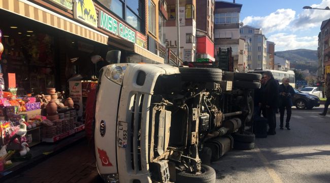 - Meyve yüklü kamyonet devrildi