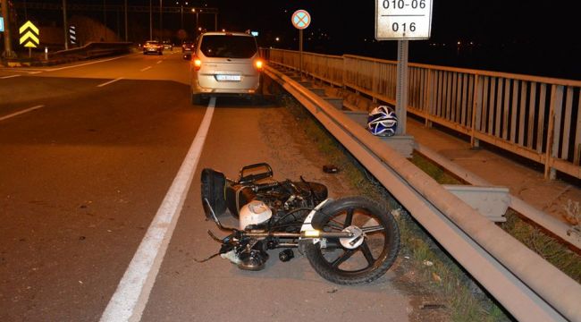 Motosikletiyle kırmızı ışıkta duran araca çarptı: 1 yaralı