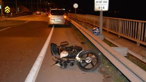  Motosikletiyle kırmızı ışıkta duran araca çarptı: 1 yaralı