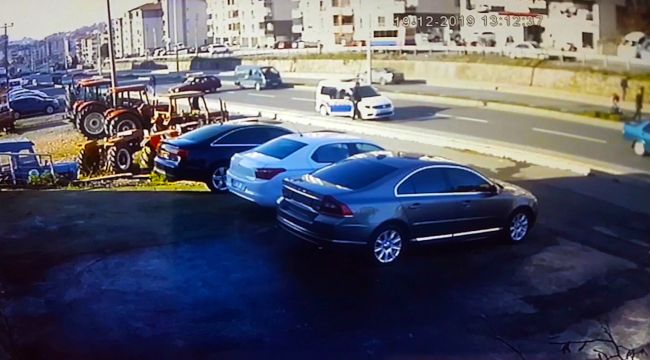 Otomobil yayalara çarpıp karşı şeride geçti: 3 yaralı