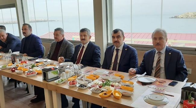 - AK Parti heyeti, 2020 yatırımlarını gazetecilere açıkladı