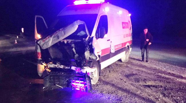 Ambulans istinat duvarına çarptı: 1 yaralı