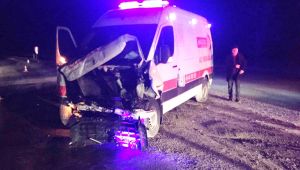  Ambulans istinat duvarına çarptı: 1 yaralı