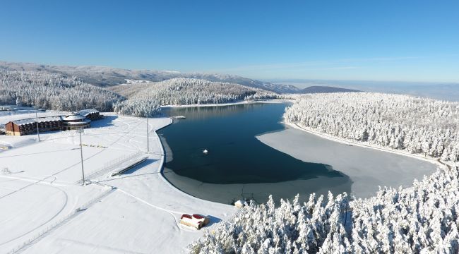 Buz tutan Topuk Yaylası Göleti havadan görüntülendi
