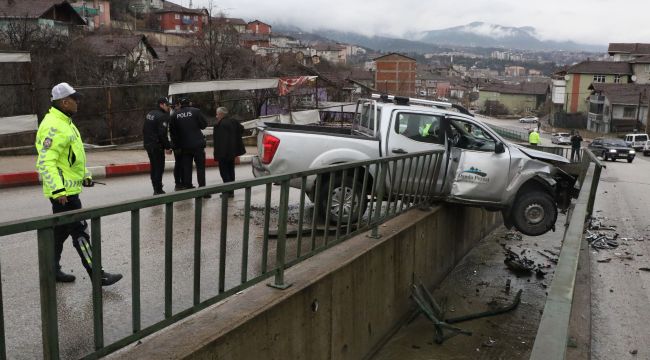 - Kamyonet su kanalında asılı kaldı: 2 yaralı