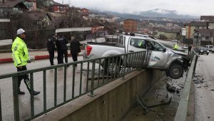 - Kamyonet su kanalında asılı kaldı: 2 yaralı