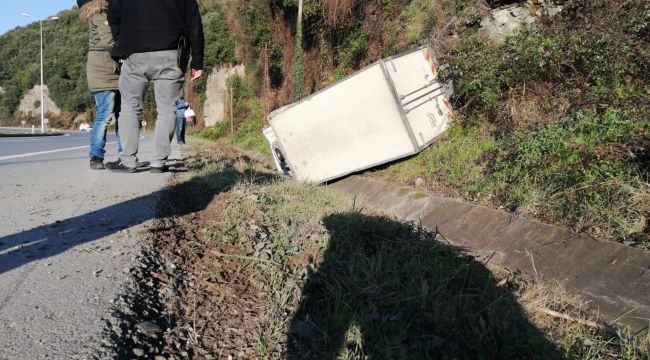 - Kamyonet yoldan çıkıp su kanalına devrildi