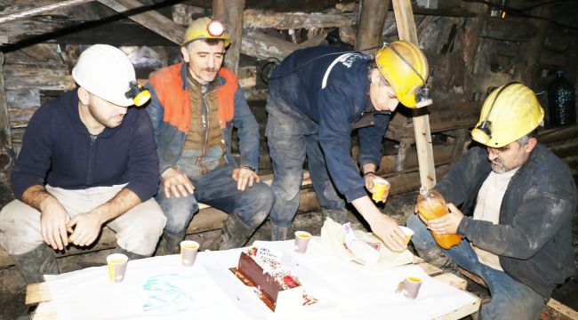  Madenciler yerin 300 metre altında yeni yılı kutladı