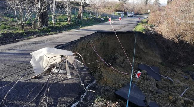 20 köyü birbirine bağlayan yol çöktü