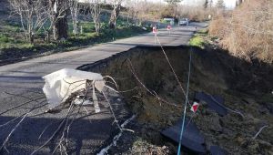 20 köyü birbirine bağlayan yol çöktü