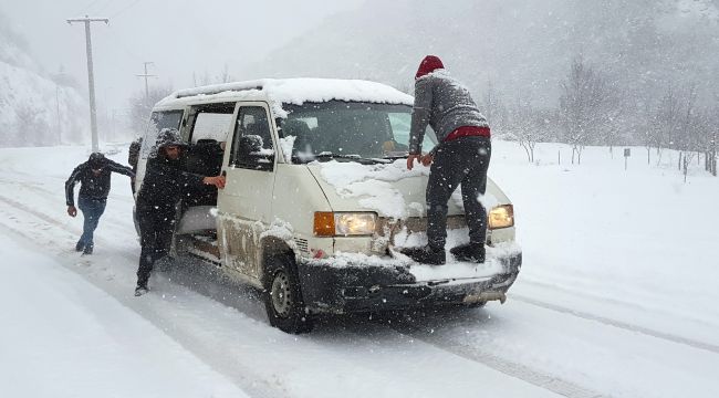 Karabük - Zonguldak Karayolunda kar şiddeti trafiği olumsuz etkiliyor...