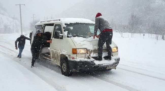 Karabük - Zonguldak Karayolunda kar şiddeti trafiği olumsuz etkiliyor...