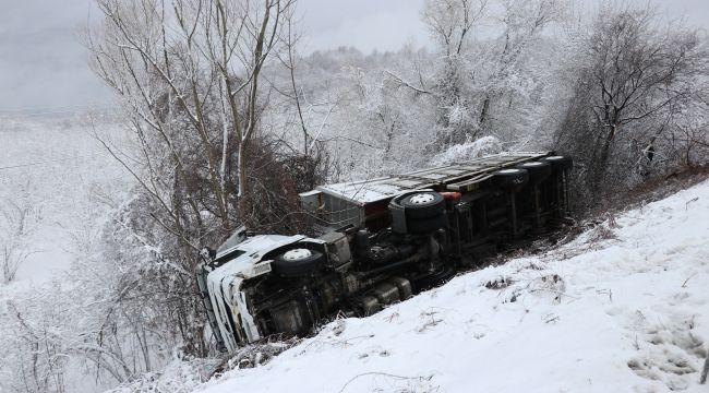 Kaygan yolda kontrolden çıkan kamyon şarampole yuvarlandı