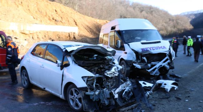  Otomobille yolcu minibüsü çarpıştı: 1'i çocuk 12 yaralı