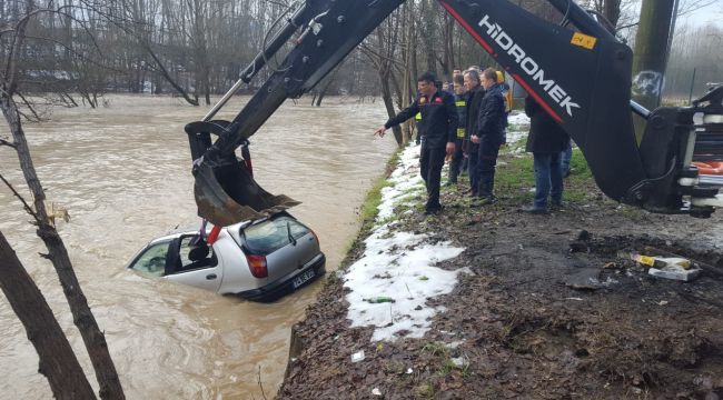 - Park halindeki otomobil sulara gömüldü