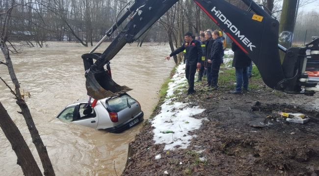 - Park halindeki otomobil sulara gömüldü