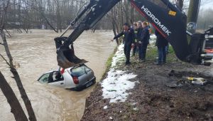 - Park halindeki otomobil sulara gömüldü