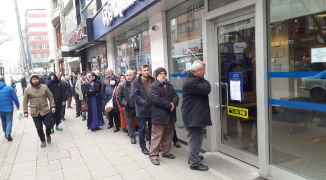 65 yaş yasağına rağmen para çekme inadı