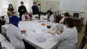 - Gönüllü öğretmenler; sağlık çalışanları için 80 bin maske üretecek