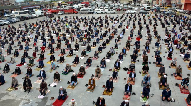 - ALAPLI DA 74 GÜN SONRA İLK CUMA NAMAZI OTOPARKTA KILINDI