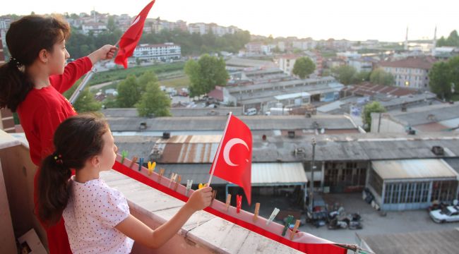 - Alaplılılar 19 Mayıs'ı balkon ve camlara çıkarak kutladı