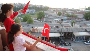 - Alaplılılar 19 Mayıs'ı balkon ve camlara çıkarak kutladı