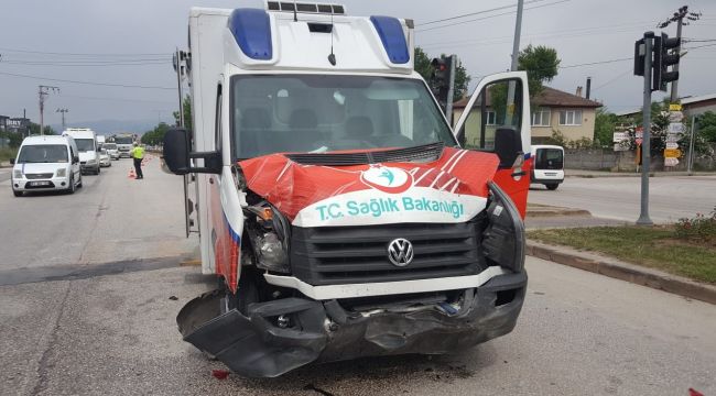 - Ambulansın karıştığı zincirleme kazada 1 kişi yaralandı