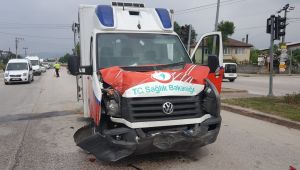 - Ambulansın karıştığı zincirleme kazada 1 kişi yaralandı