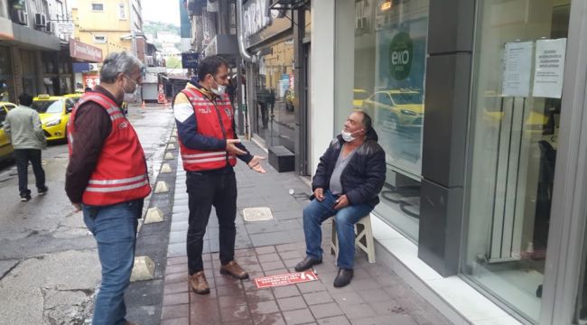 Bankaya girmek için direnen yaşlı adama polis engeli