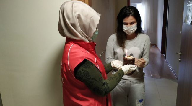 - Karantinadaki öğrencinin doğum gününü kutladılar